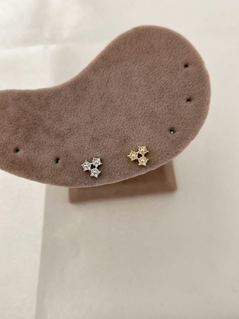 Çelik Zirkon Taşlı Üçlü Çiçek Figür Piercing