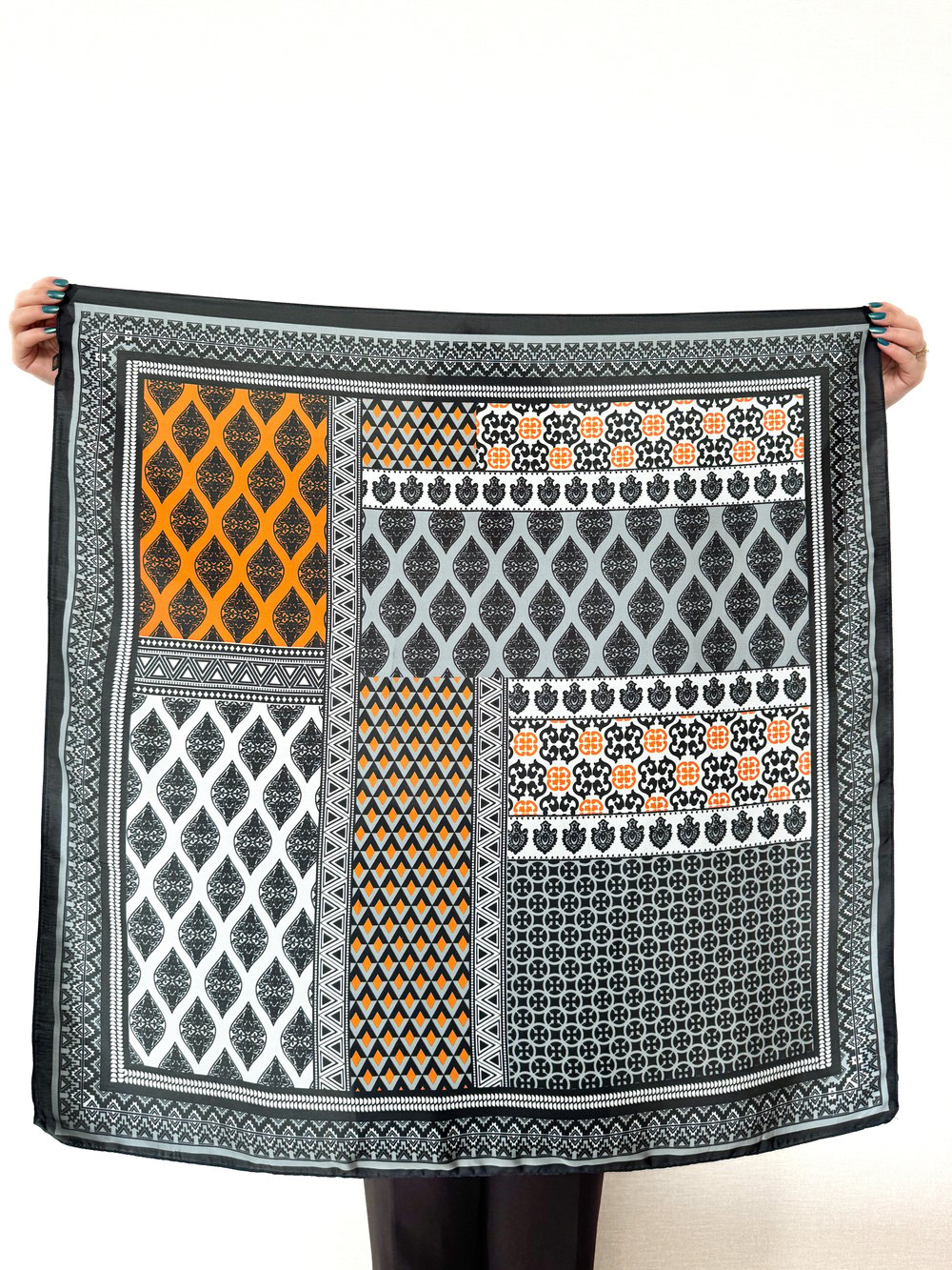 Etnik Figürlü Patchwork Görünüm Fular ( 90*90 )