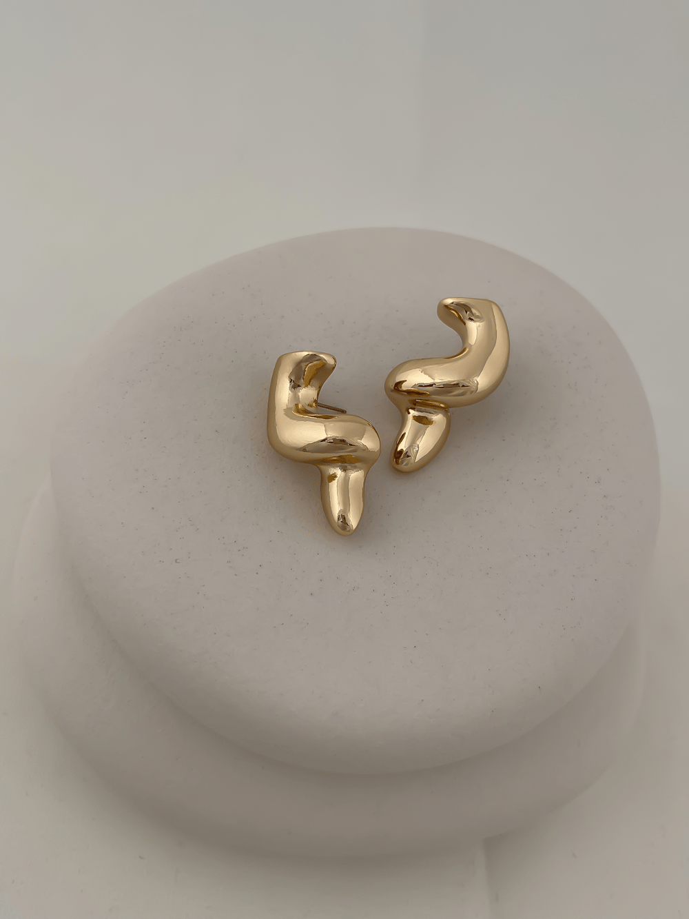 Gold Asimetrik Kıvrımlı Plaka Küpe