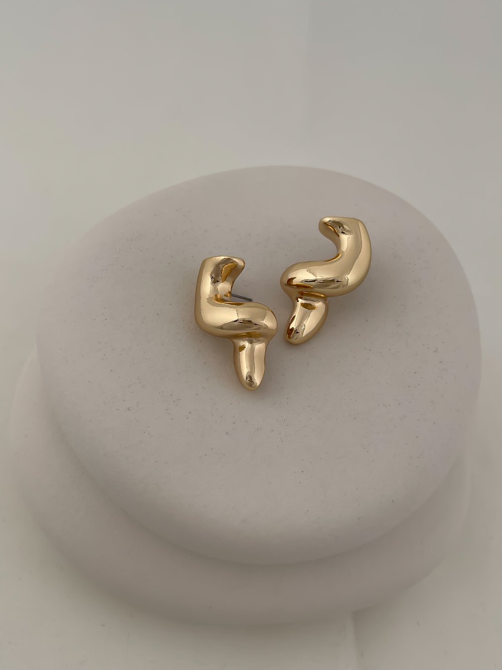 Gold Asimetrik Kıvrımlı Plaka Küpe