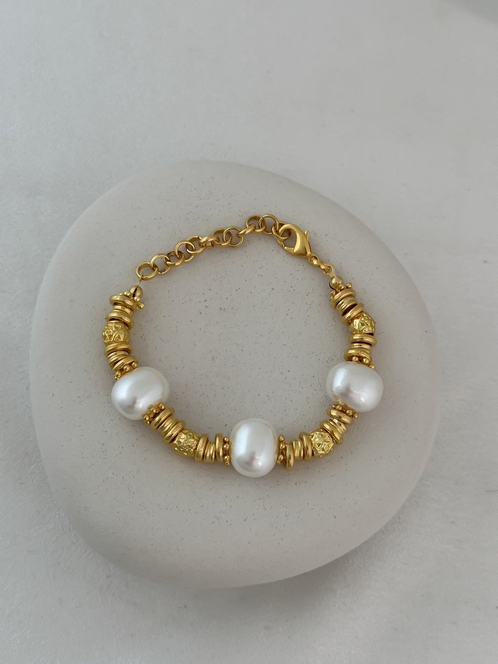 Gold Halka Ve Çiçek Figür Biyeli Gerçek İnci Bileklik (20 Cm)