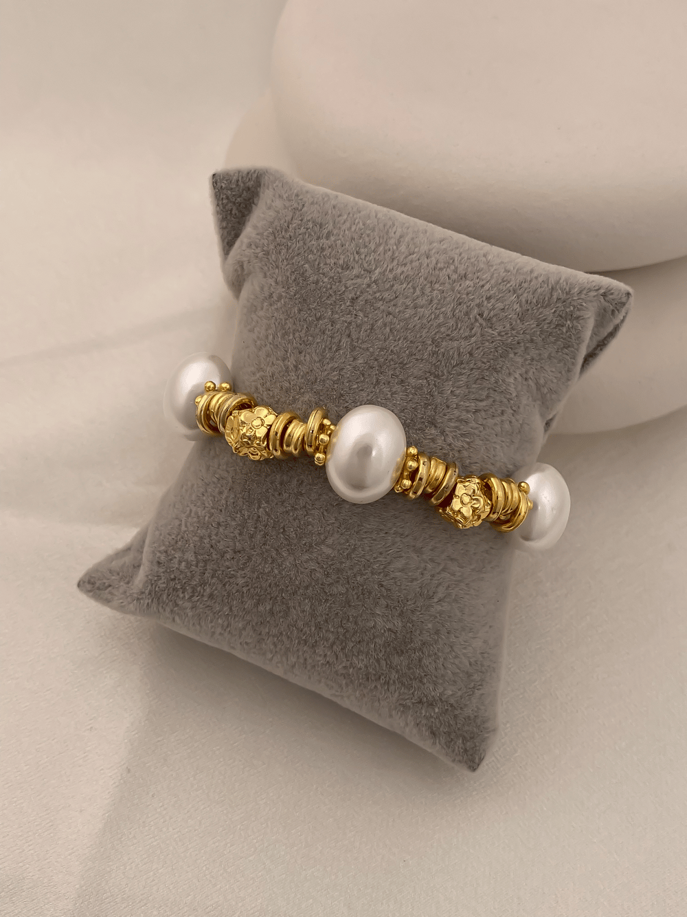 Gold Halka Ve Çiçek Figür Biyeli Gerçek İnci Bileklik (20 Cm)