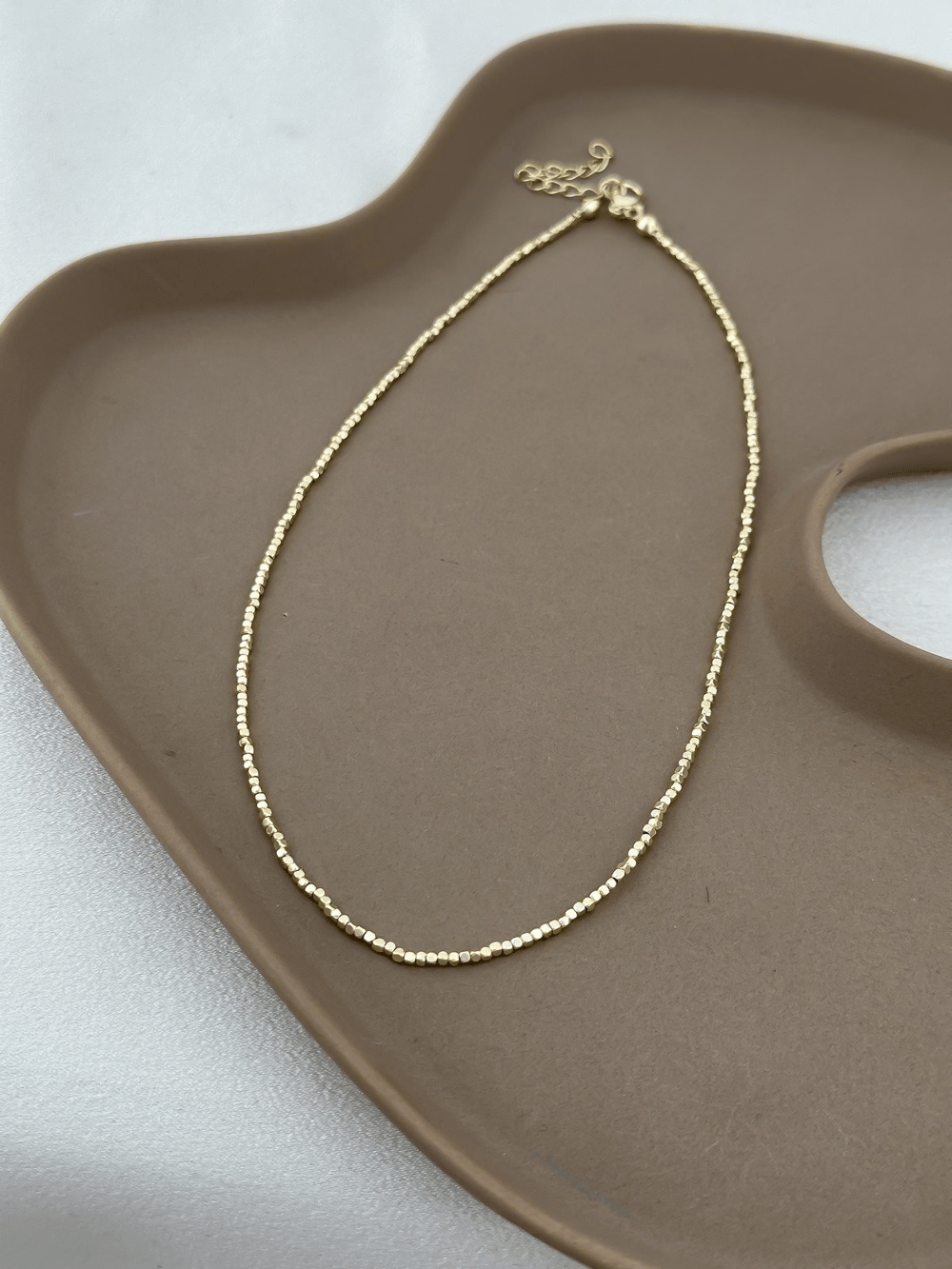 Gold Mini Küp Plaka Sıralı Kolye (46 Cm)