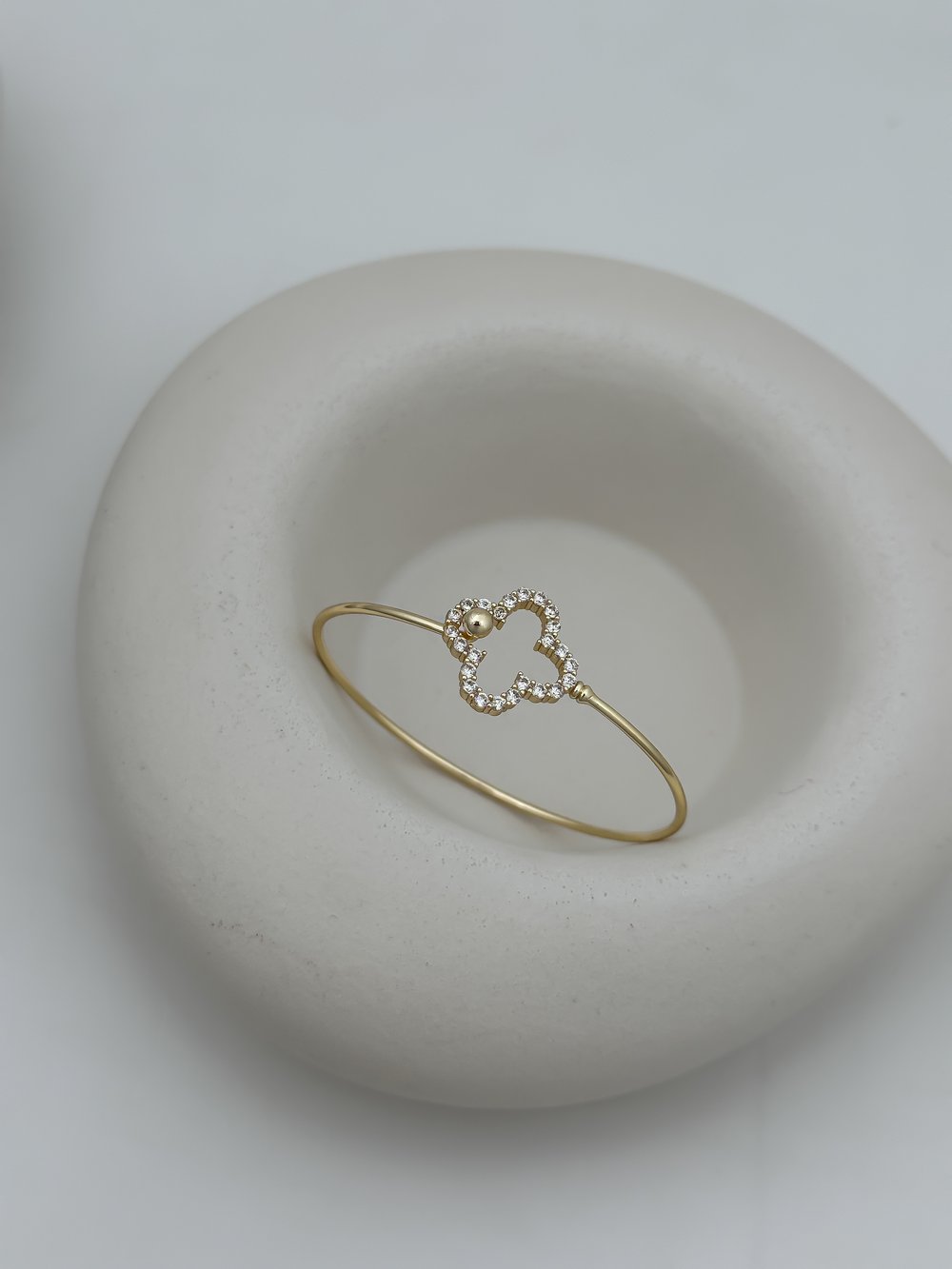 Gold Zirkon Taşlı İçi Boş Yonca Figür Kelepçe Bileklik