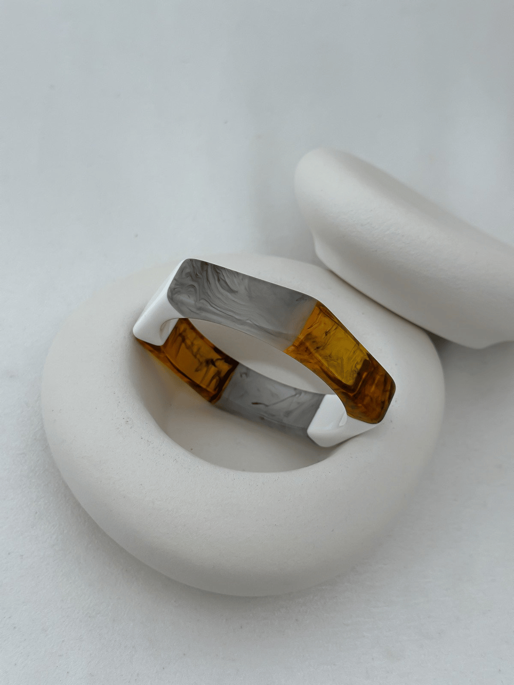 Gri Detay Üç Renkli Altıgen Kemik Model Bileklik (İç Çap:6.5cm)