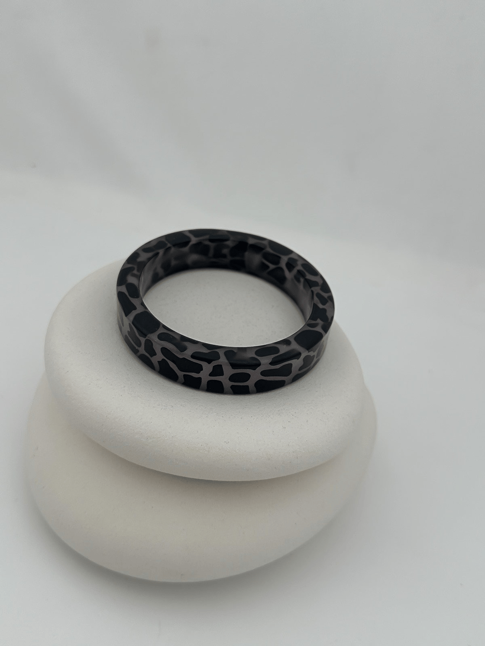 Gri Leopar Desen Kemik Model Kelepçe Bileklik (6.6 Cm)