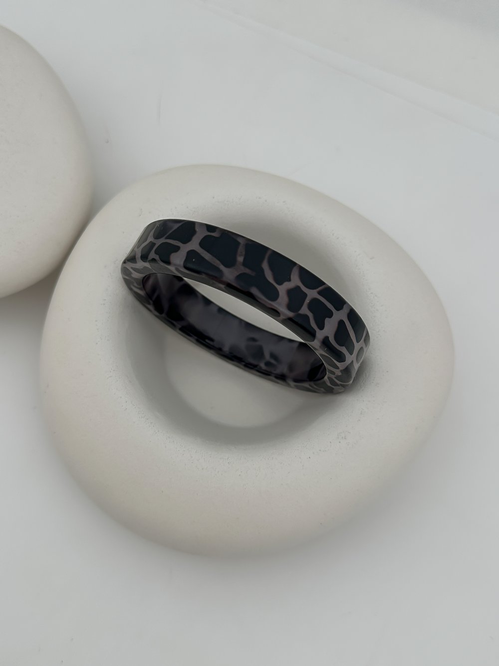 Gri Leopar Desen Kemik Model Kelepçe Bileklik (6.6 Cm)