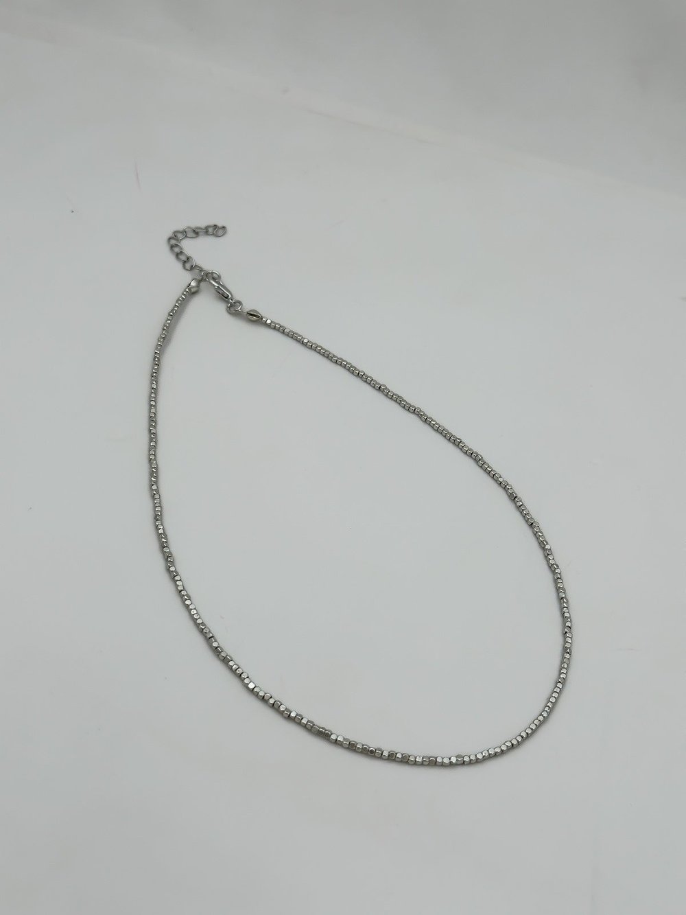 Gümüş Mini Küp Plaka Sıralı Kolye (45 Cm)