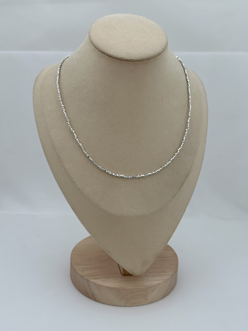 Gümüş Mini Küp Plaka Sıralı Kolye (45 Cm)