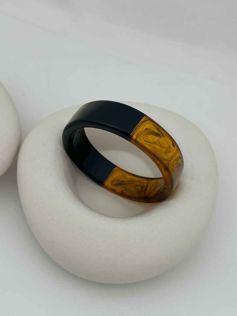 İki Renkli Hareli Kemik Model Kelepçe Bileklik (6.8 Cm)