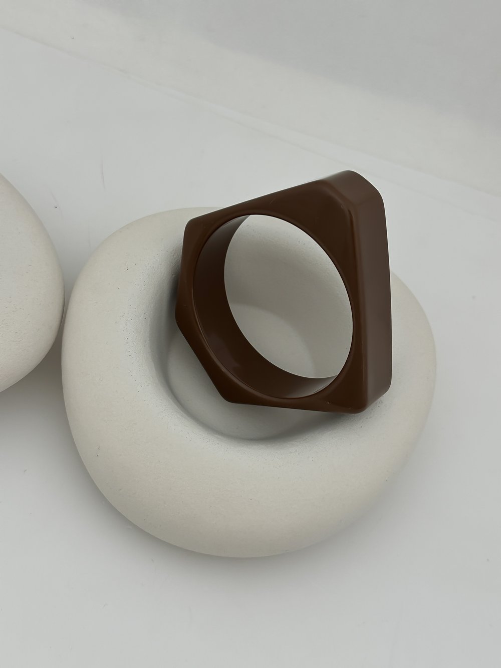 Kahve Renk Kemik Model Asimetrik Kelepçe Bileklik (6.6 Cm)