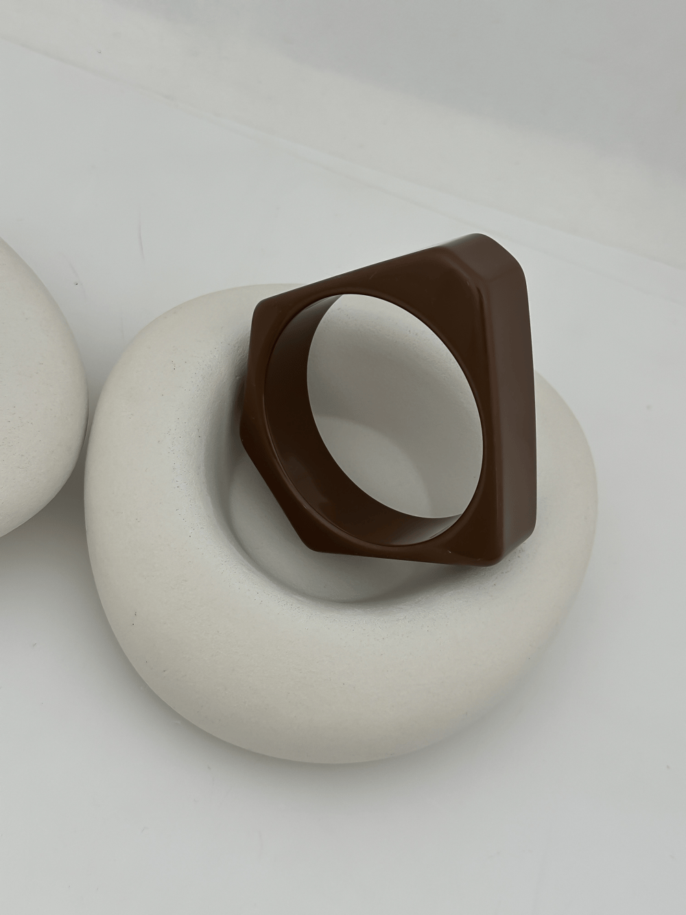 Kahve Renk Kemik Model Asimetrik Kelepçe Bileklik (6.6 Cm)