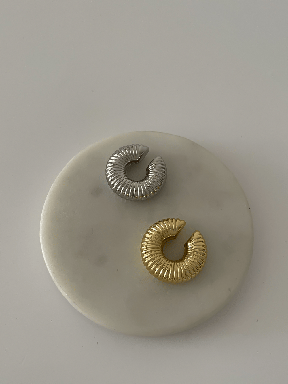 Kalın Tırtıklı Boru Plaka Kıkırdak Küpe ( Toplam Genişlik:3 Cm )