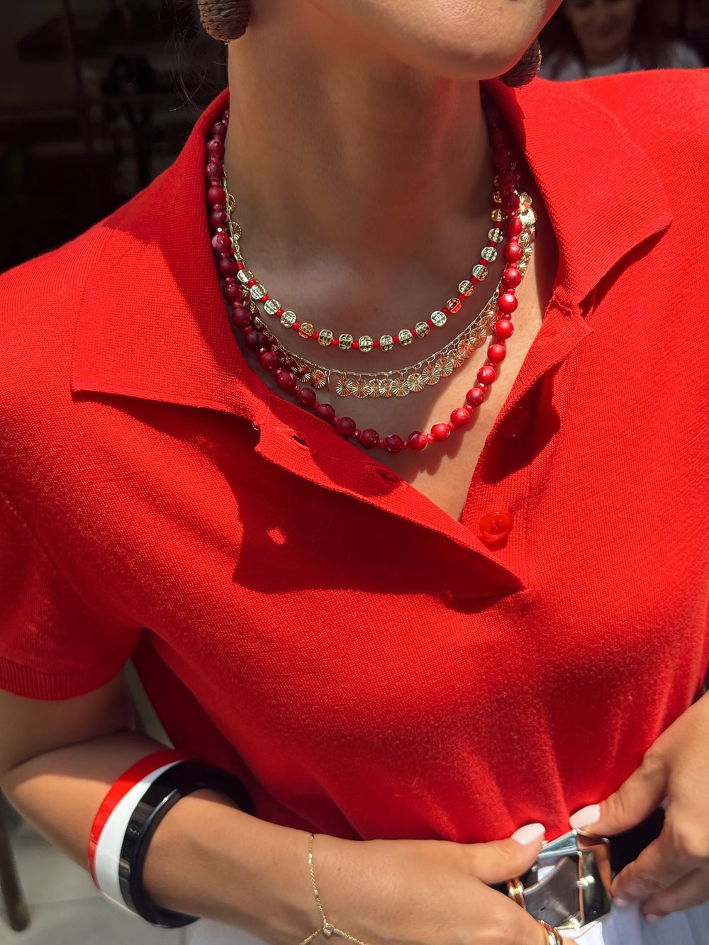 Kırmızı Boncuk Detay Gold Dövme Plaka Model Kolye Kombini