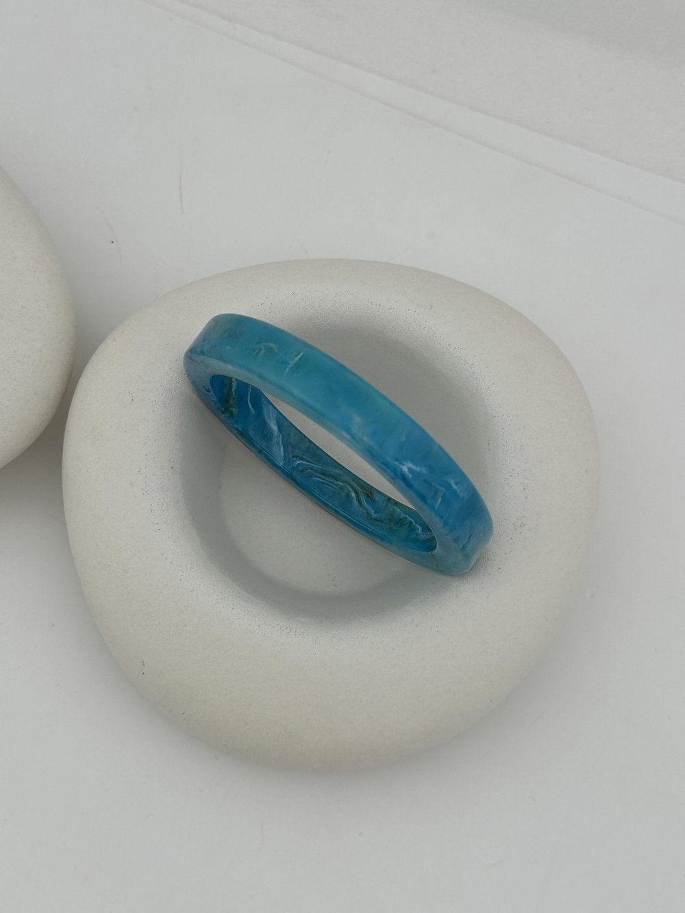 Mavi Renk Hareli Kemik Model Kelepçe Bileklik (6.8 cm)