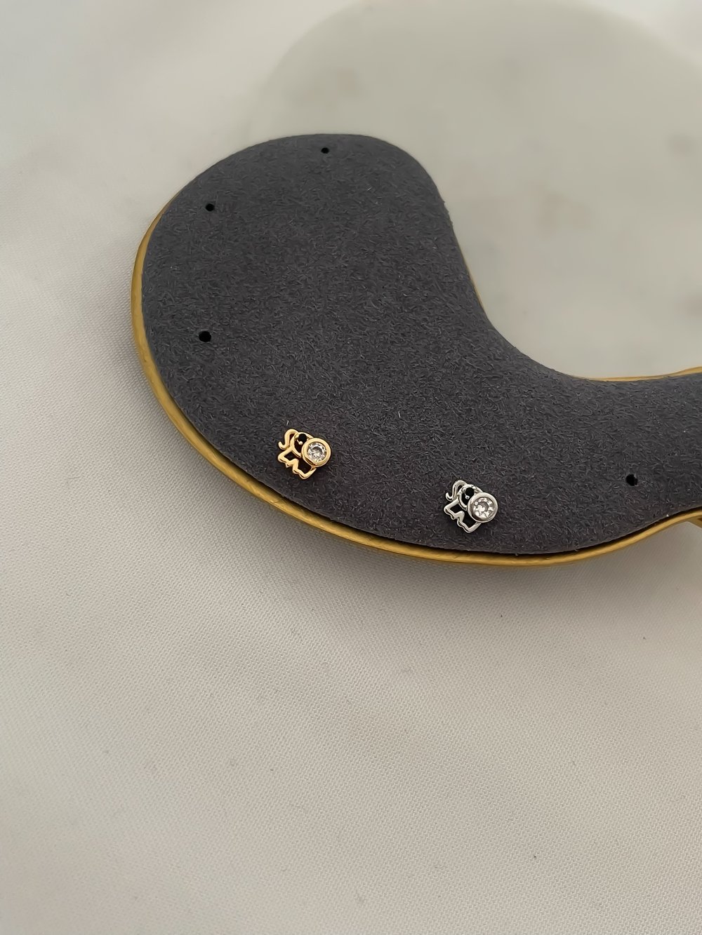 Özel Seri Siyah Göz Zirkon Taş Detay Minimal Fil Figür Piercing