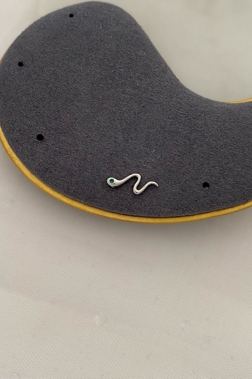 Özel Seri Yeşil Göz Detay Kıvrımlı Yılan Plaka Piercing