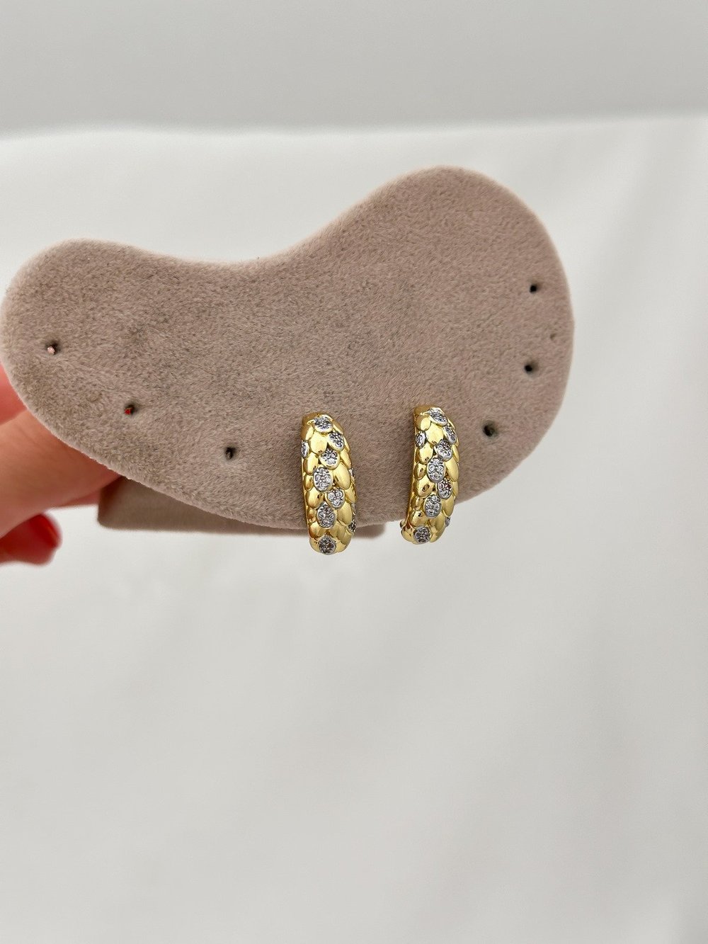 Özel Seri Zirkon Taşlı Kıvrımlı Plaka Model Küpe