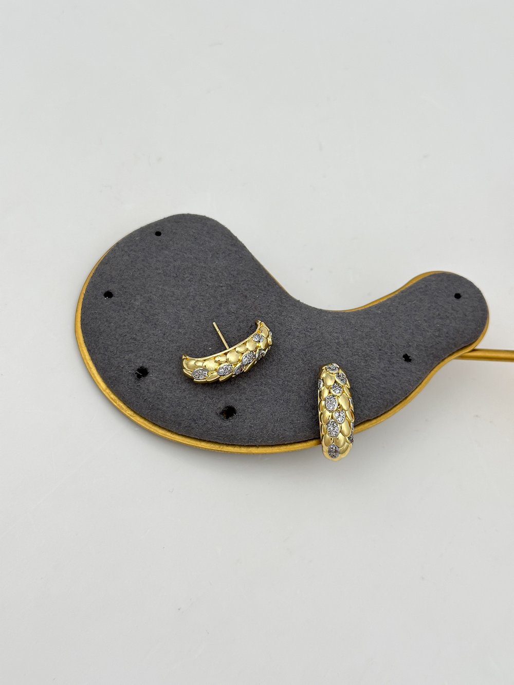 Özel Seri Zirkon Taşlı Kıvrımlı Plaka Model Küpe