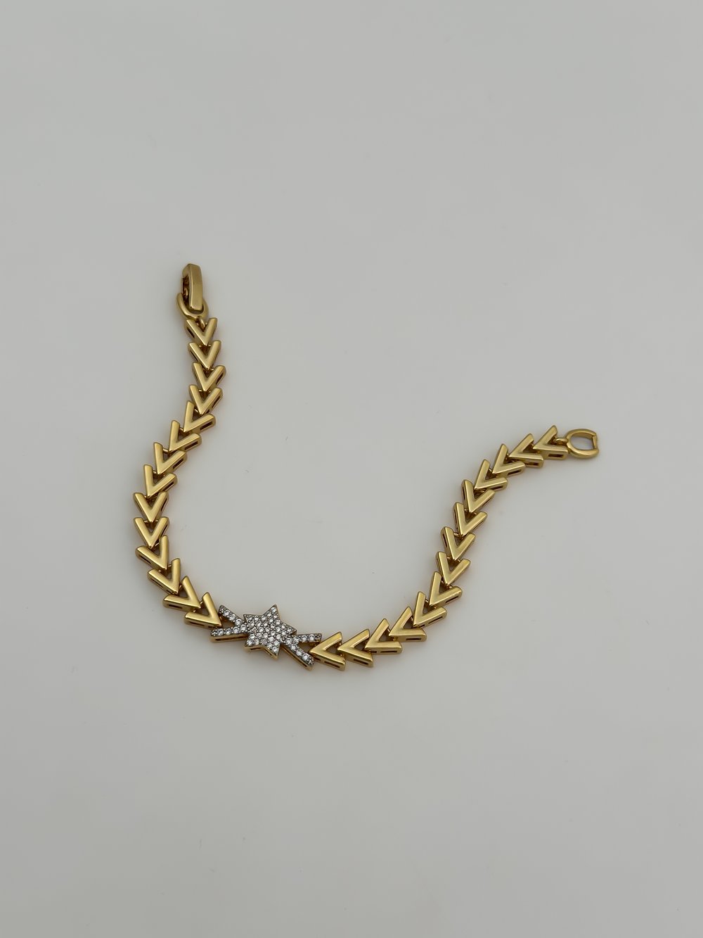 Özel Seri Zirkon Taşlı V Model Figür Bileklik ( 18 Cm ).