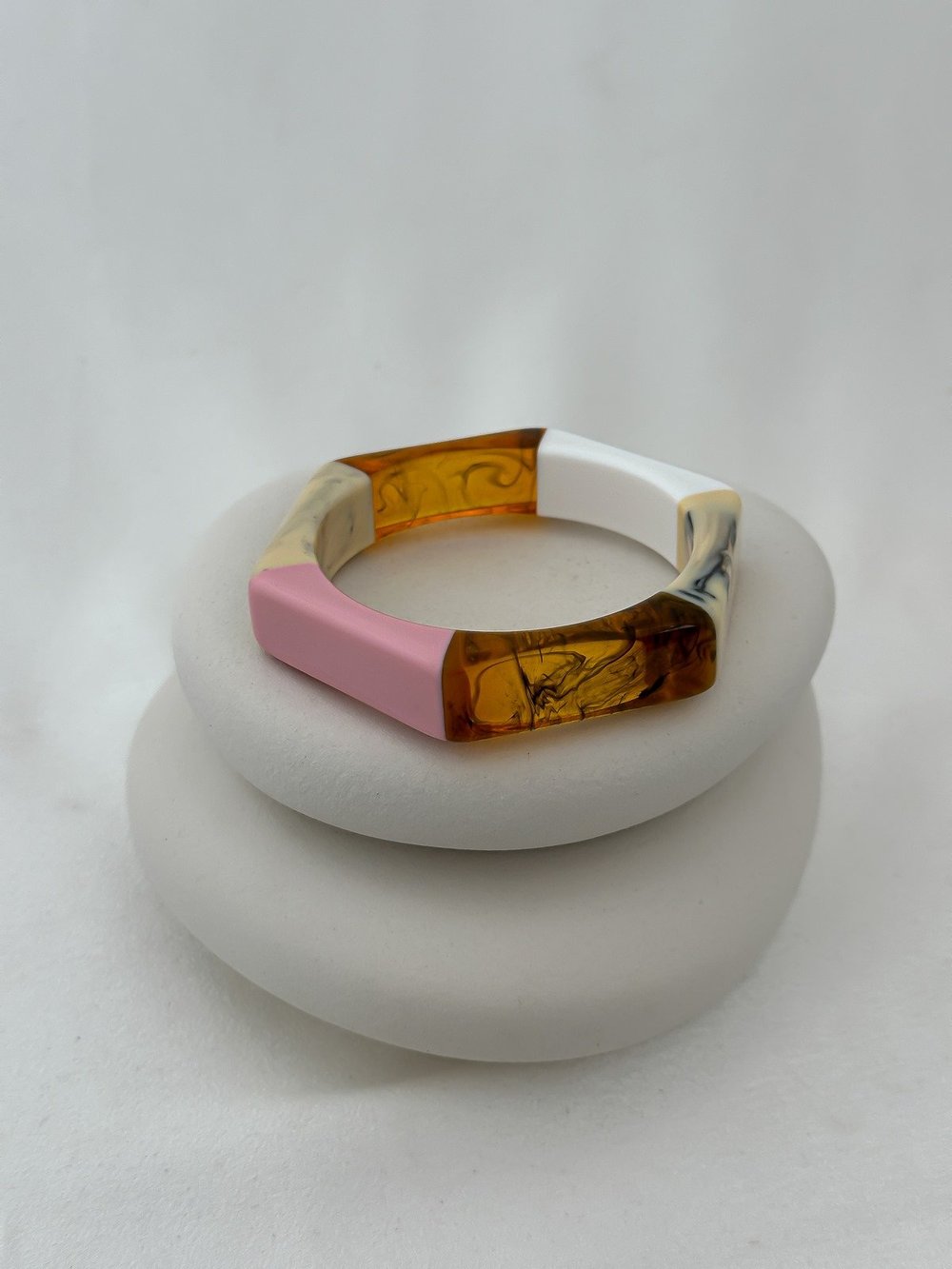 Pembe Detay Üç Renkli Altıgen Kemik Model Bileklik (İç Çap:6.5cm)