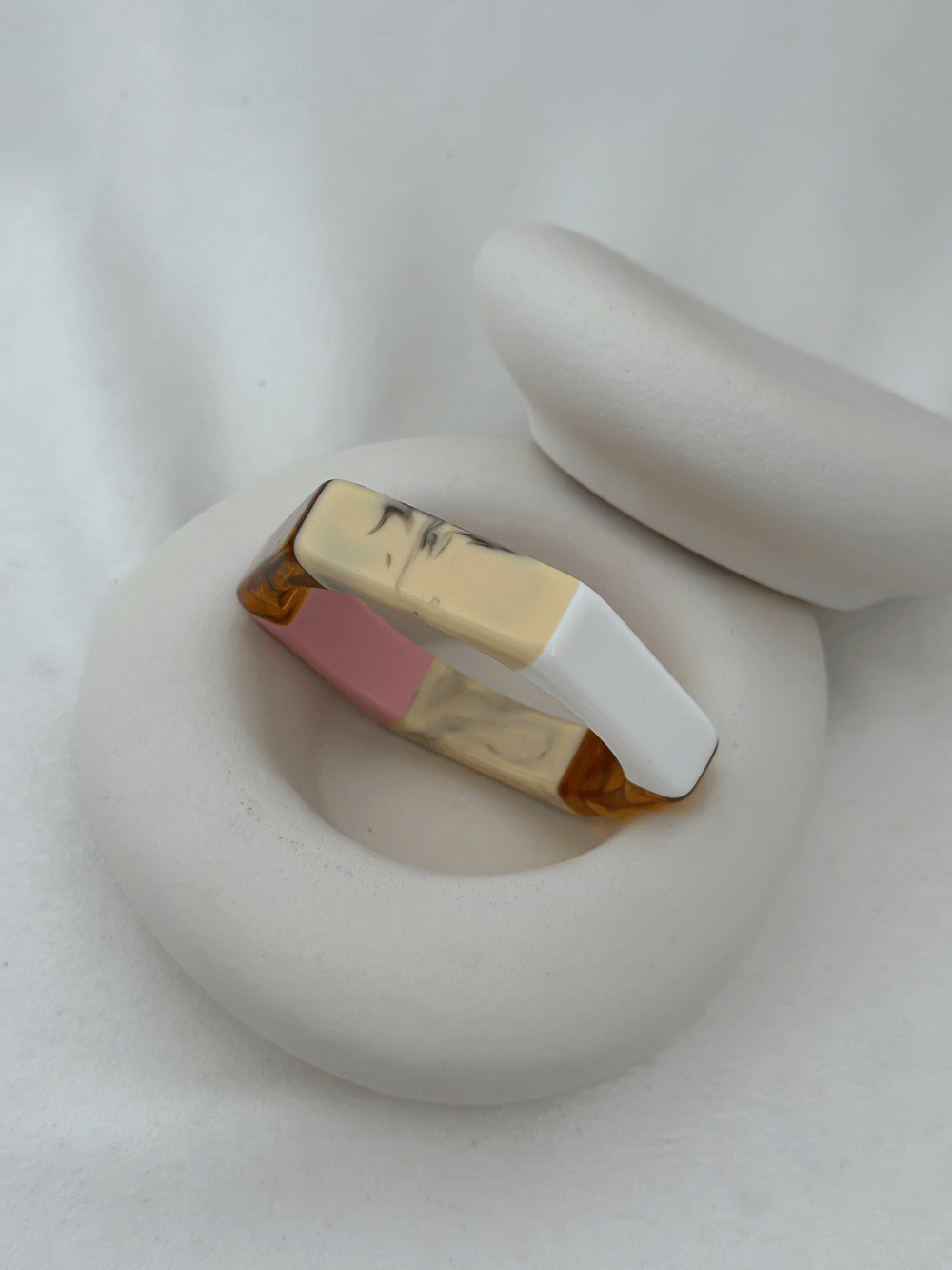 Pembe Detay Üç Renkli Altıgen Kemik Model Bileklik (İç Çap:6.5cm)