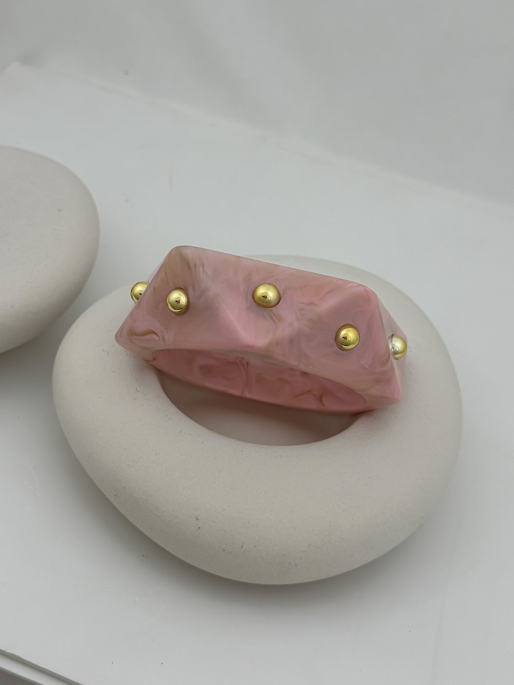 Pudra Pembe Hareli Kemik Model Gold Topçuk Detay Kelepçe Bileklik (6.7 Cm)