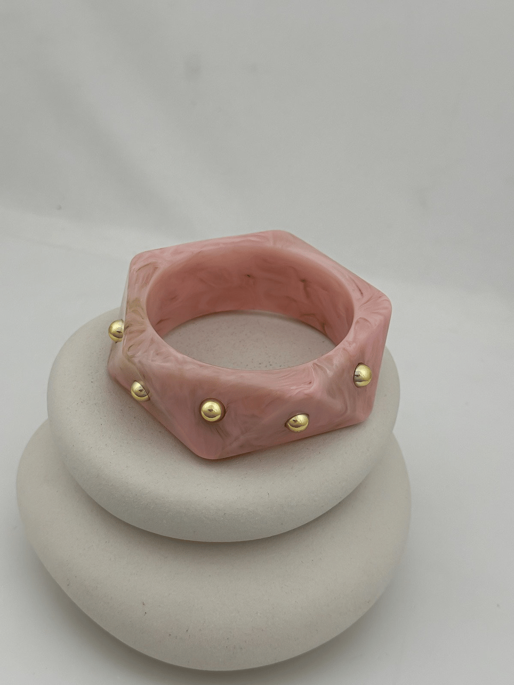 Pudra Pembe Hareli Kemik Model Gold Topçuk Detay Kelepçe Bileklik (6.7 Cm)
