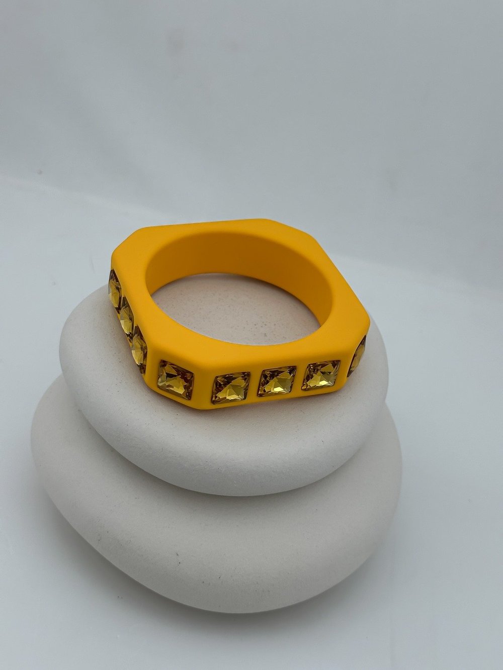 Sarı Kemik Model Kare Kesme Taş Kelepçe Bileklik (6.5 Cm)