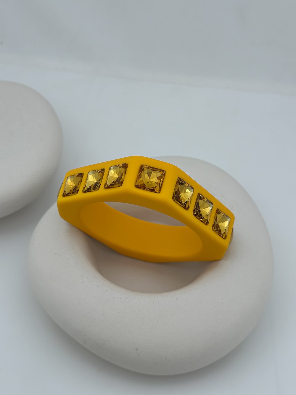 Sarı Kemik Model Kare Kesme Taş Kelepçe Bileklik (6.5 Cm)