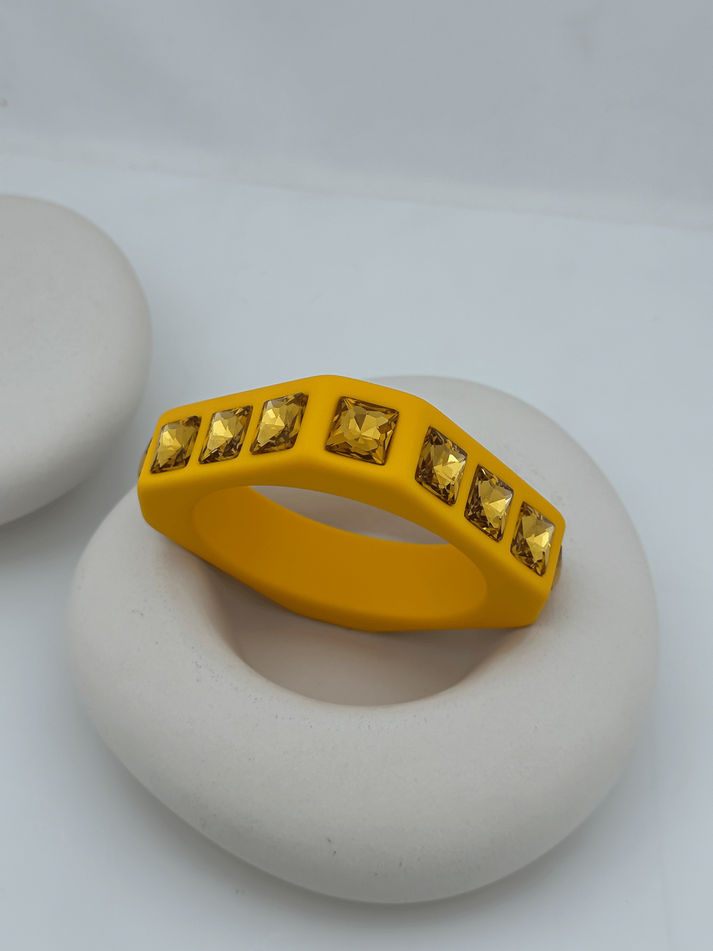 Sarı Kemik Model Kare Kesme Taş Kelepçe Bileklik (6.5 Cm)