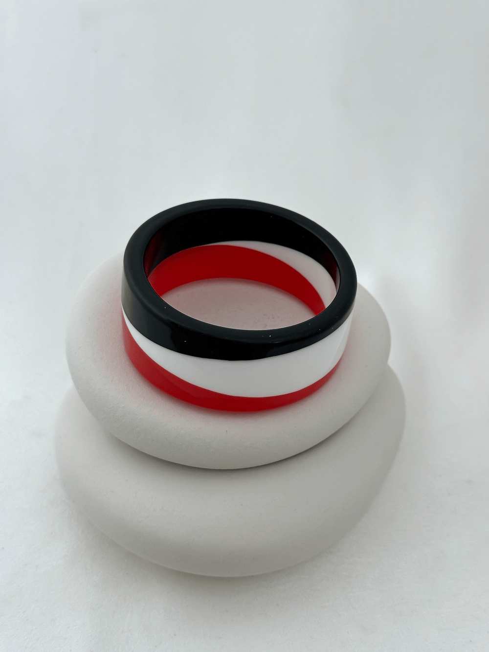 Üç Renkli Kırmızı Detay Kalın Kemik Model Bileklik (İç Çap:6.5cm)