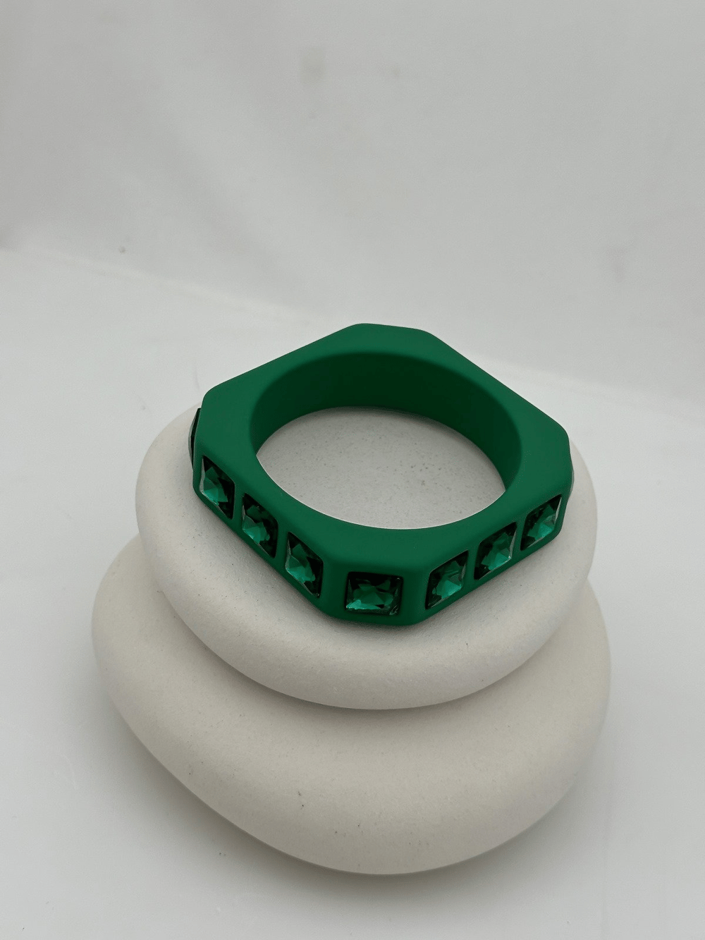 Yeşil Kemik Model Kare Kesme Taş Kelepçe Bileklik (6.5 Cm)