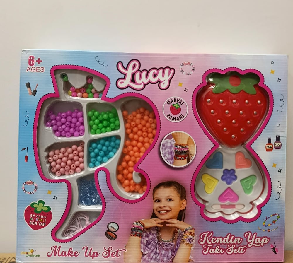 KUTULU ÇİLEKLİ MAKYAJ VE TAKI SETİ