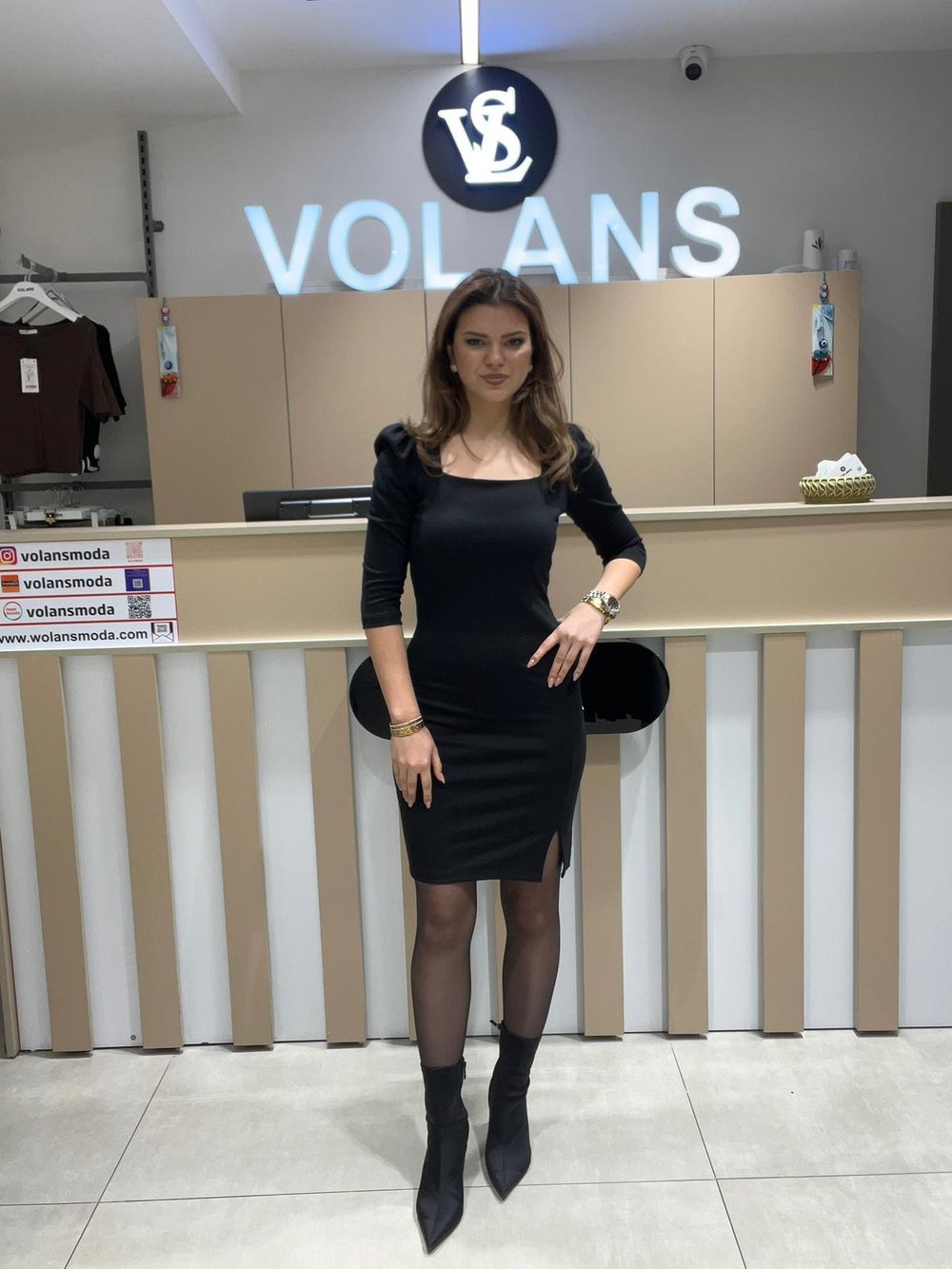Açık Yaka Yırtmaçlı Elbise