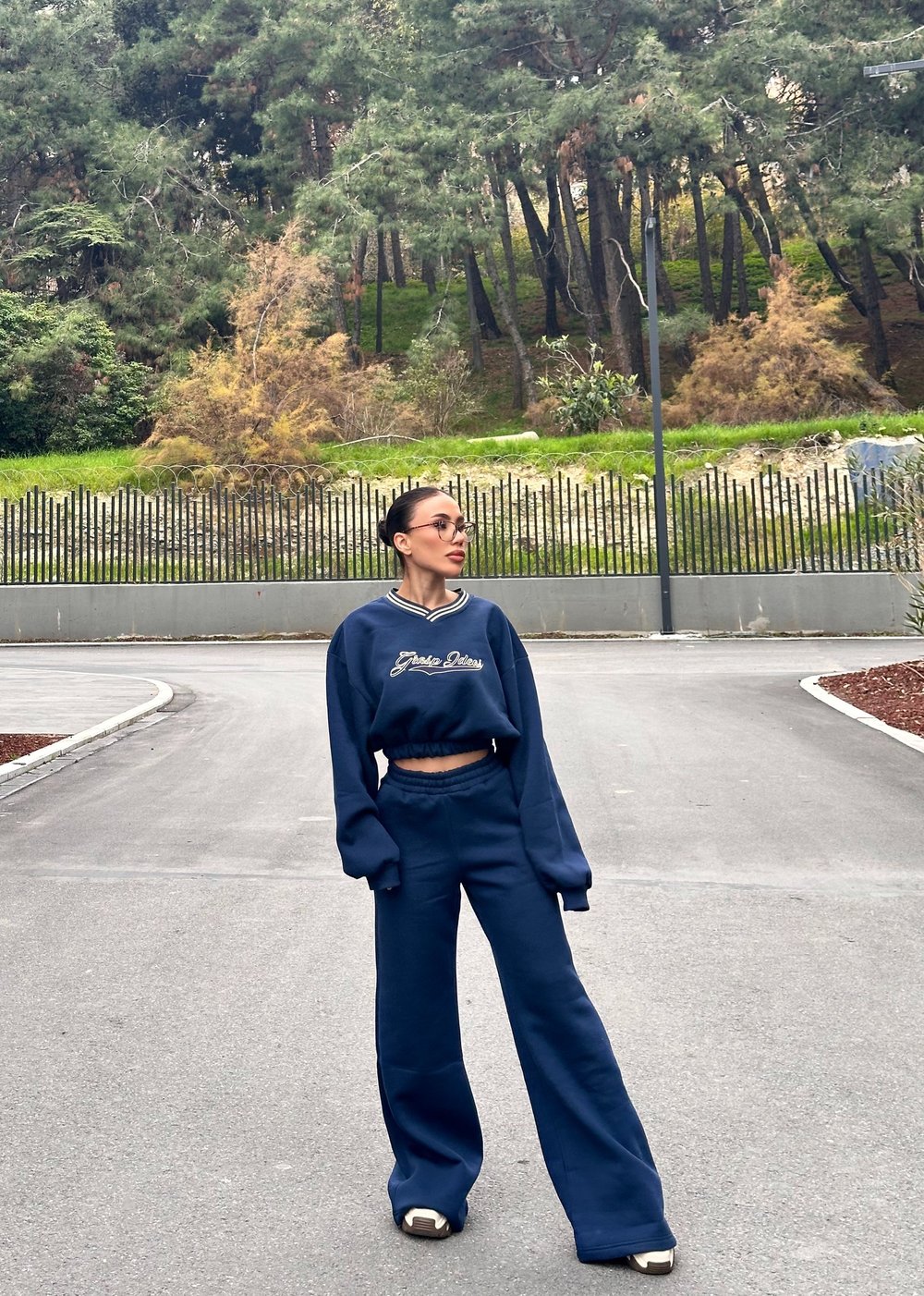 Kadın Lacivert Crop Sweatshirt & Yüksek Bel Eşofman Altı Takımı – Oversize Fit, Günlük Spor Şıklık