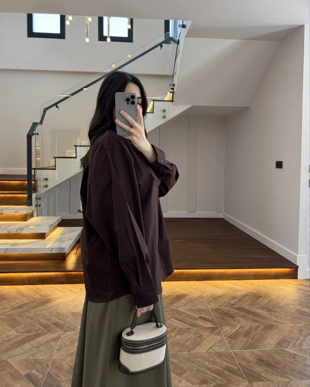 Kahve Fular Detaylı Oversize Kadın Gömlek – Şık ve Modern Tasarım