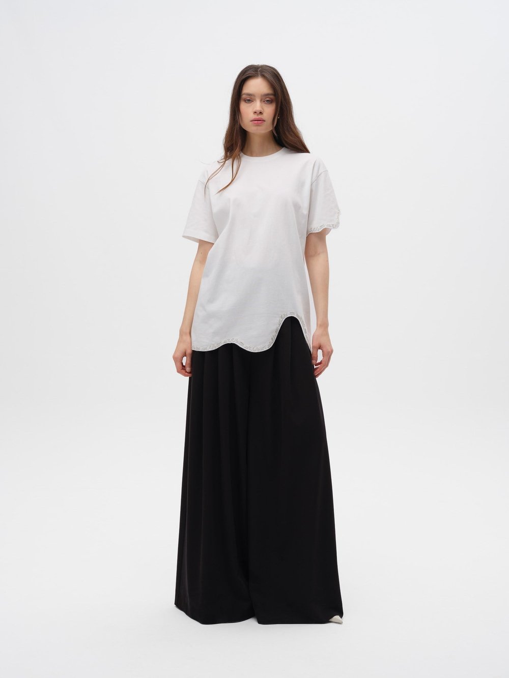 Piarbi Asimetrik Nakışlı ve Mücevher Detaylı Oversized Tişört - Off White %100 Pamuklu Jeweled Embroidered T-shirt