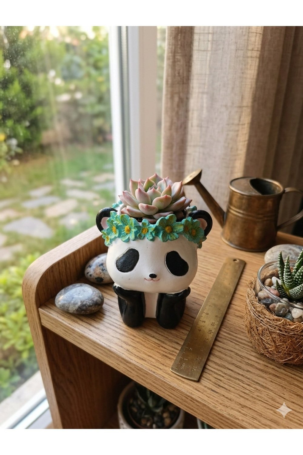 Panda Figürlü Dekoratif El Yapımı Sukulent Saksı - Çiçek Taçlı Sevimli Hediye (12cm)