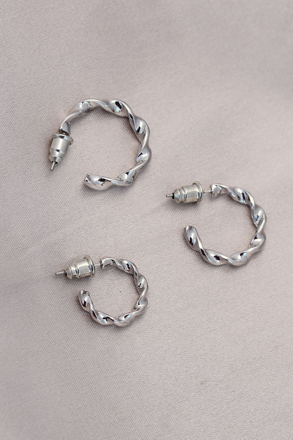 Burgu Model Gümüş Metal Küpe Seti