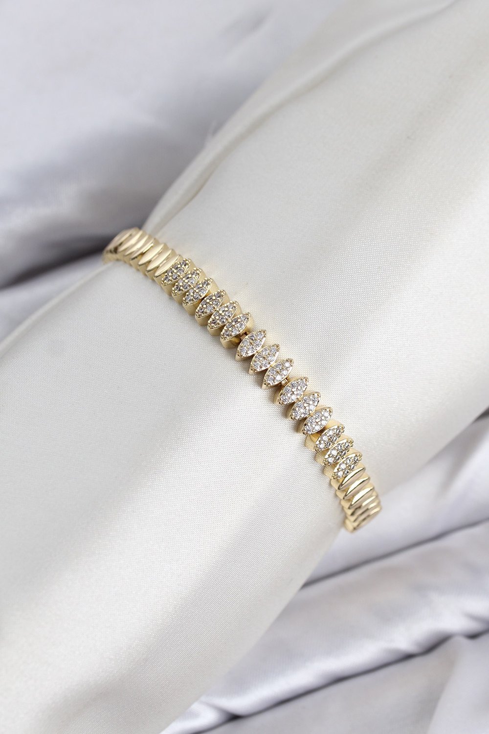 CM Arpa Model Zirkon Taşlı VIP Seri Gold Renk Pirinç Kadın Bileklik