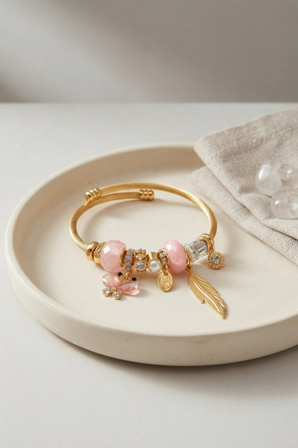 Kelebek Model Gold Renk Pembe Charmlı Bileklik