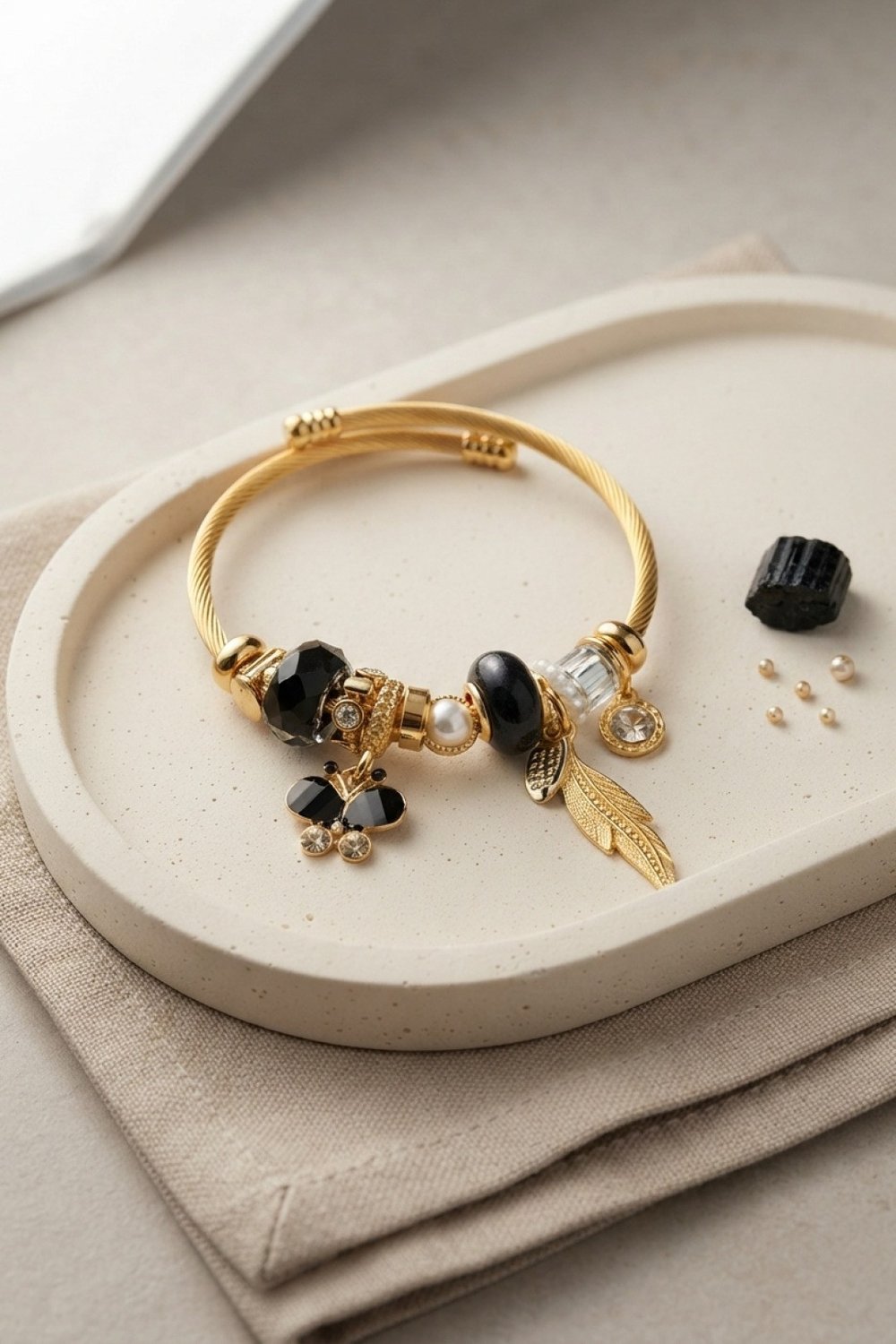 Kelebek Model Gold Renk Siyah Charmlı Bileklik