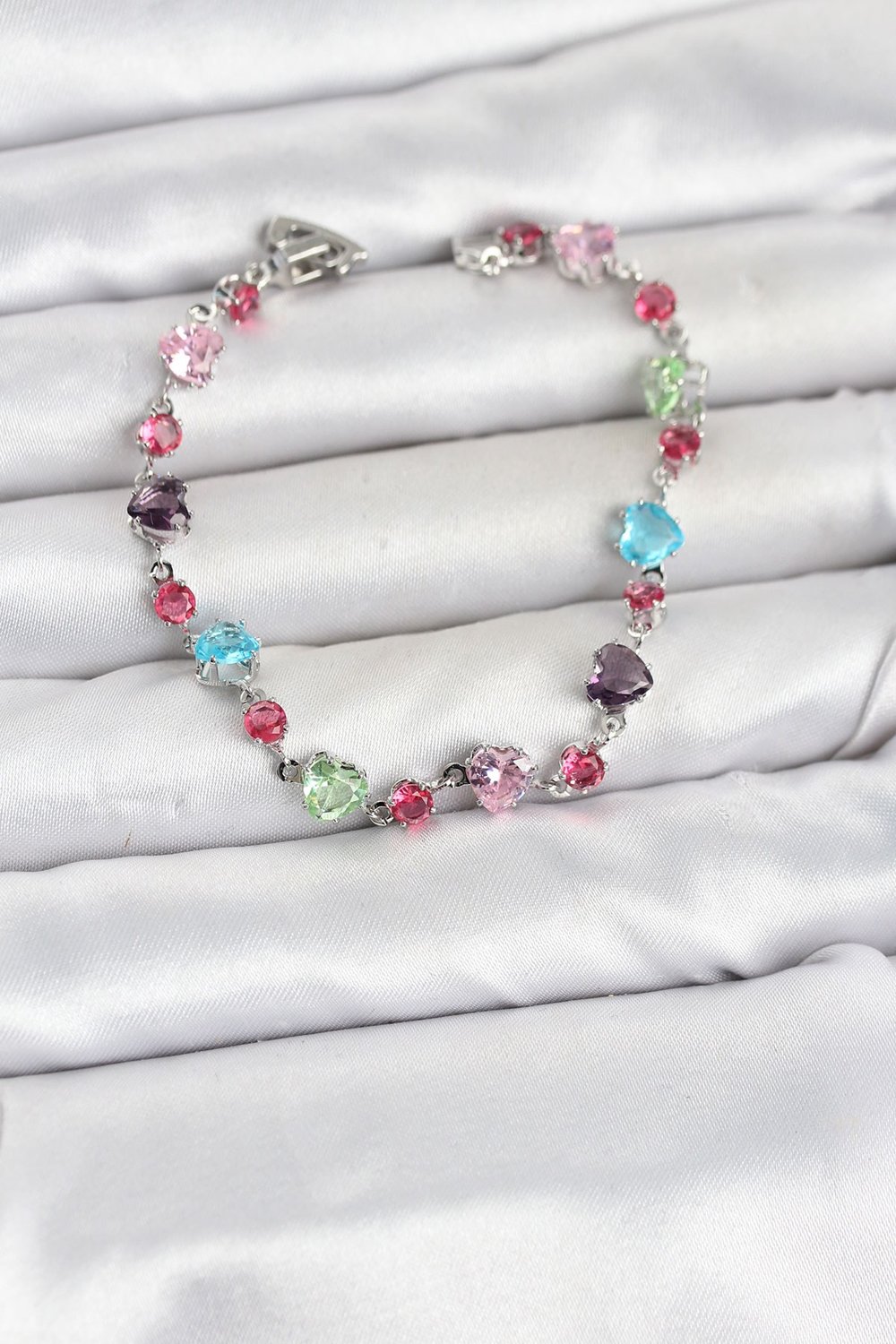 Kristal Taşlı Kalp Kesimli Karışık Renkli Gümüş Renk Gema Kadın Bileklik