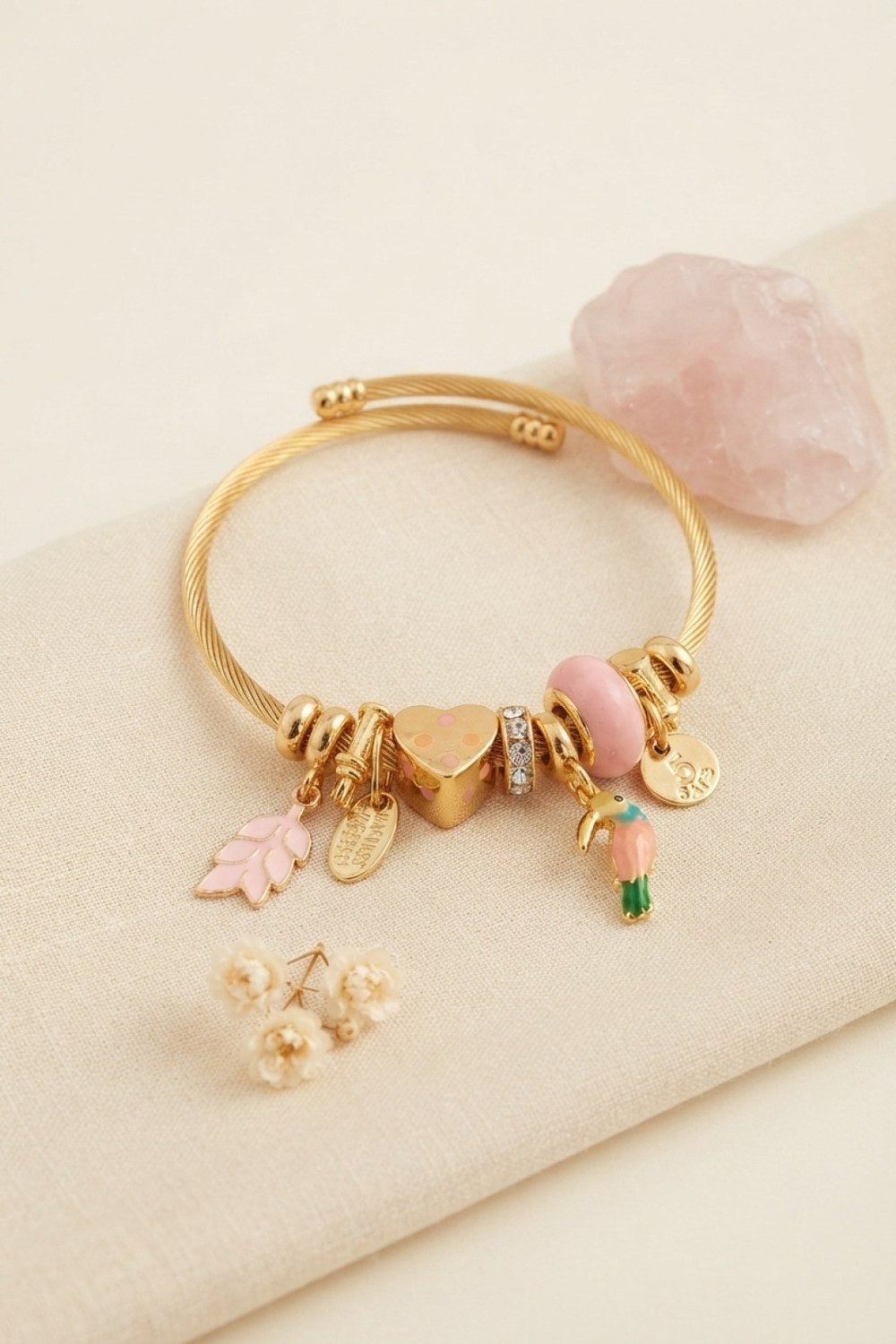 Kuş Figürlü Pembe Charmlı Gold Renk Bileklik