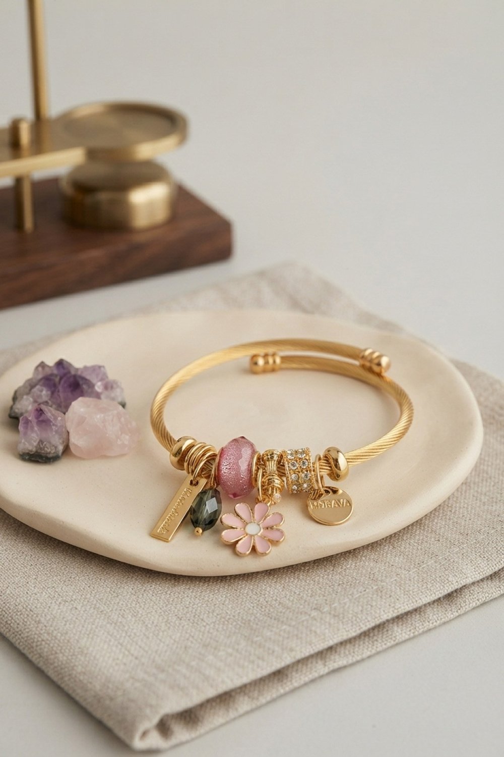 Pembe Papatya Model Gold Renk Charmlı Bileklik