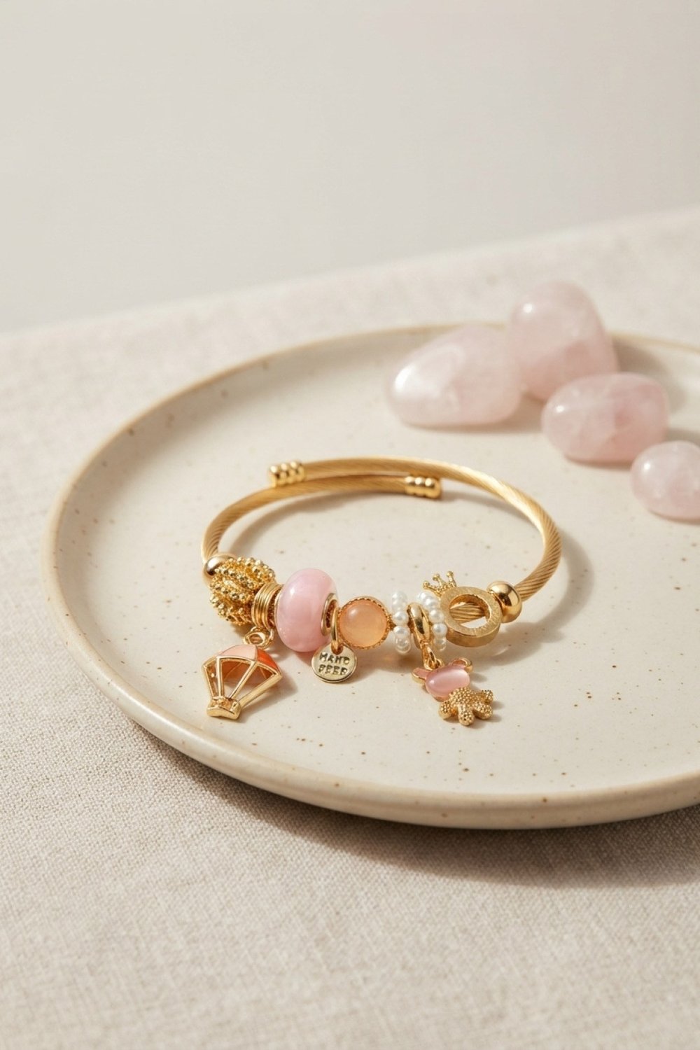 Pembe Uçan Model Charmlı Gold Renk Bileklik