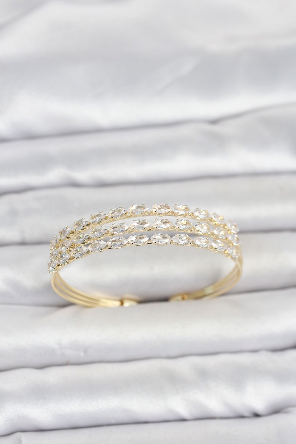Pirinç Gold Renk Arpa Kesim Zirkon Taşlı Sıralı Model Kadın Bileklik
