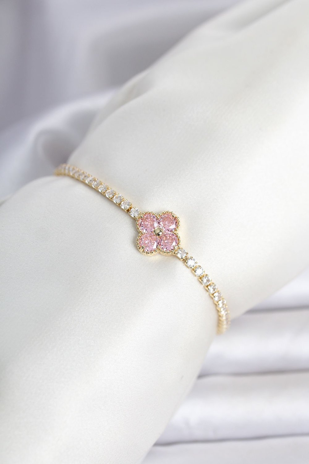 Pirinç Gold Renk Pembe Zirkon Taşlı Yonca Model Su Yolu Kadın Bileklik
