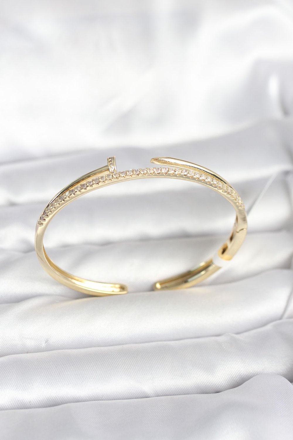 Pirinç Gold Renk Zirkon Taşlı Çivi Model Kadın Kelepçe Bileklik
